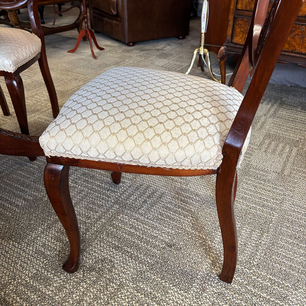 Thumbnail: Beautiful antique mahogany roped edge oval shaped dining table with 4 chairs