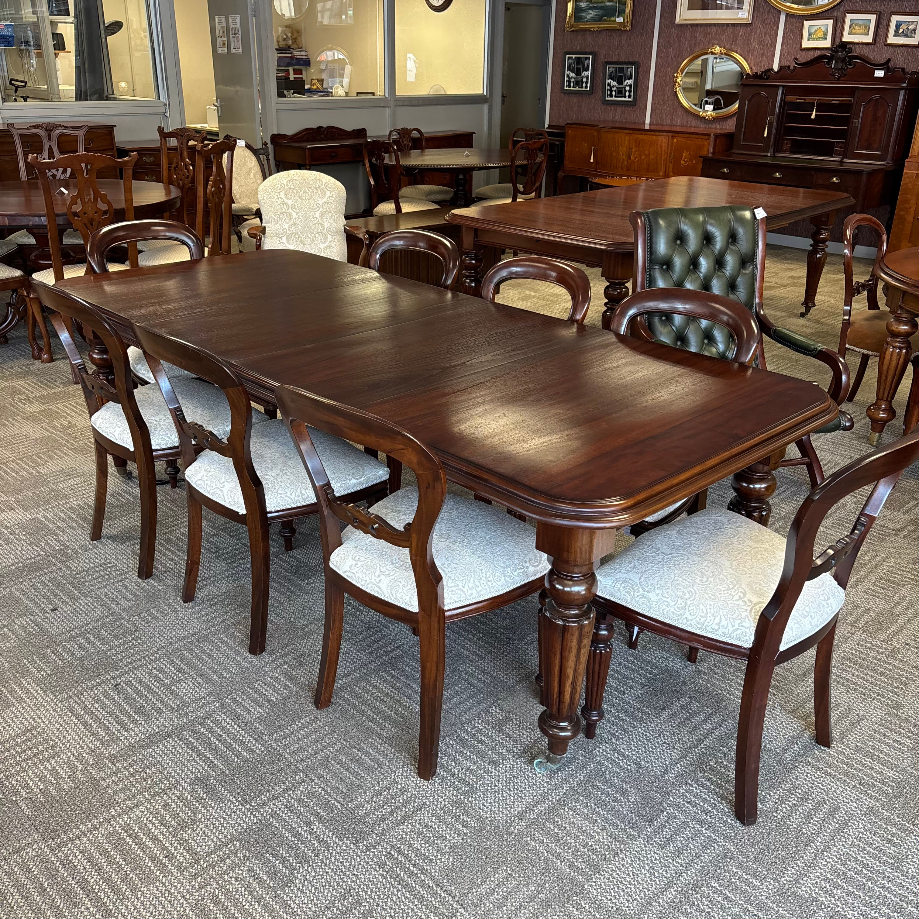 Victorian-style mahogany extendable dining table with turned legs & 8 chairs