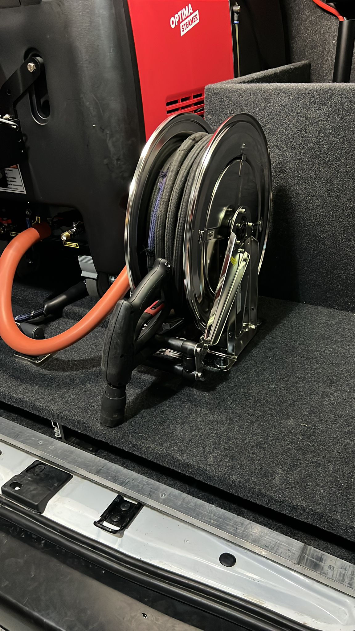 Enrouleur inox professionnel KDMS monté à l’arrière d’un utilitaire pour tuyau vapeur Optima.