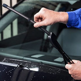 Substituição das palhetas do limpador de para-brisa por modelos de alta qualidade, garantindo uma limpeza eficiente e sem riscos no vidro.