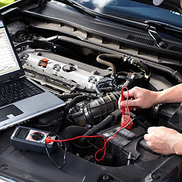 Diagnóstico e reparo de falhas no sistema elétrico do veículo, desde a troca de fusíveis e lâmpadas até a solução de problemas em chicotes e módulos.