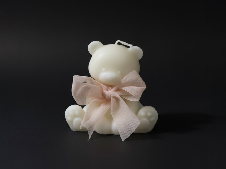 Andle White Bear Candle, handcrafted white bear-shaped candle with fruity and floral fragrance.