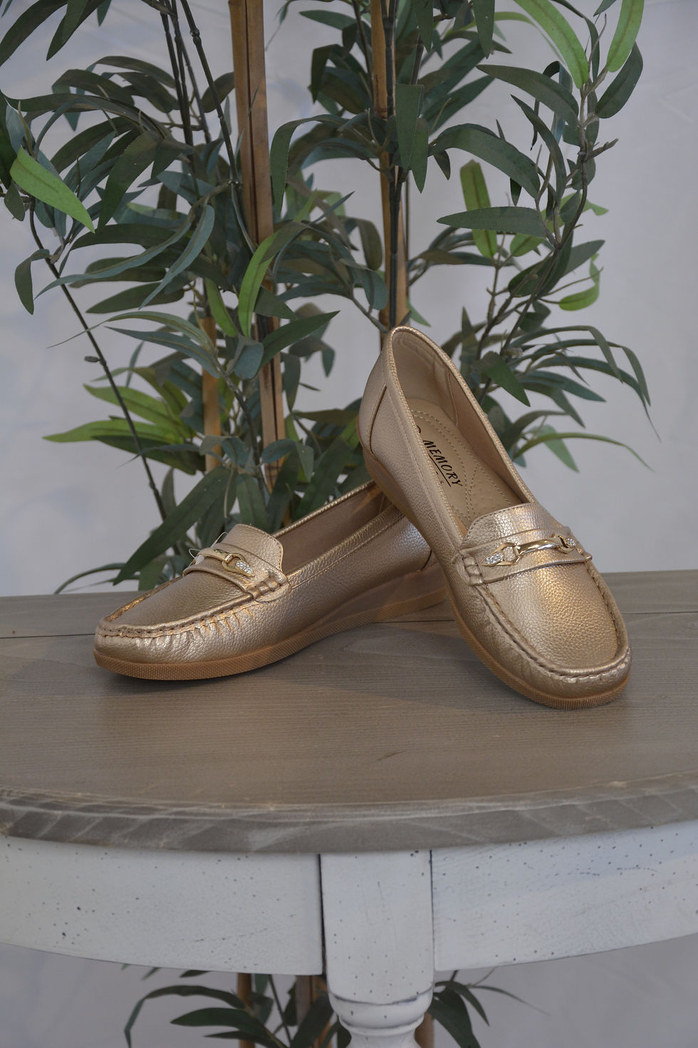 Mocassini ecopelle dorati con fibbia e leggero rialzo