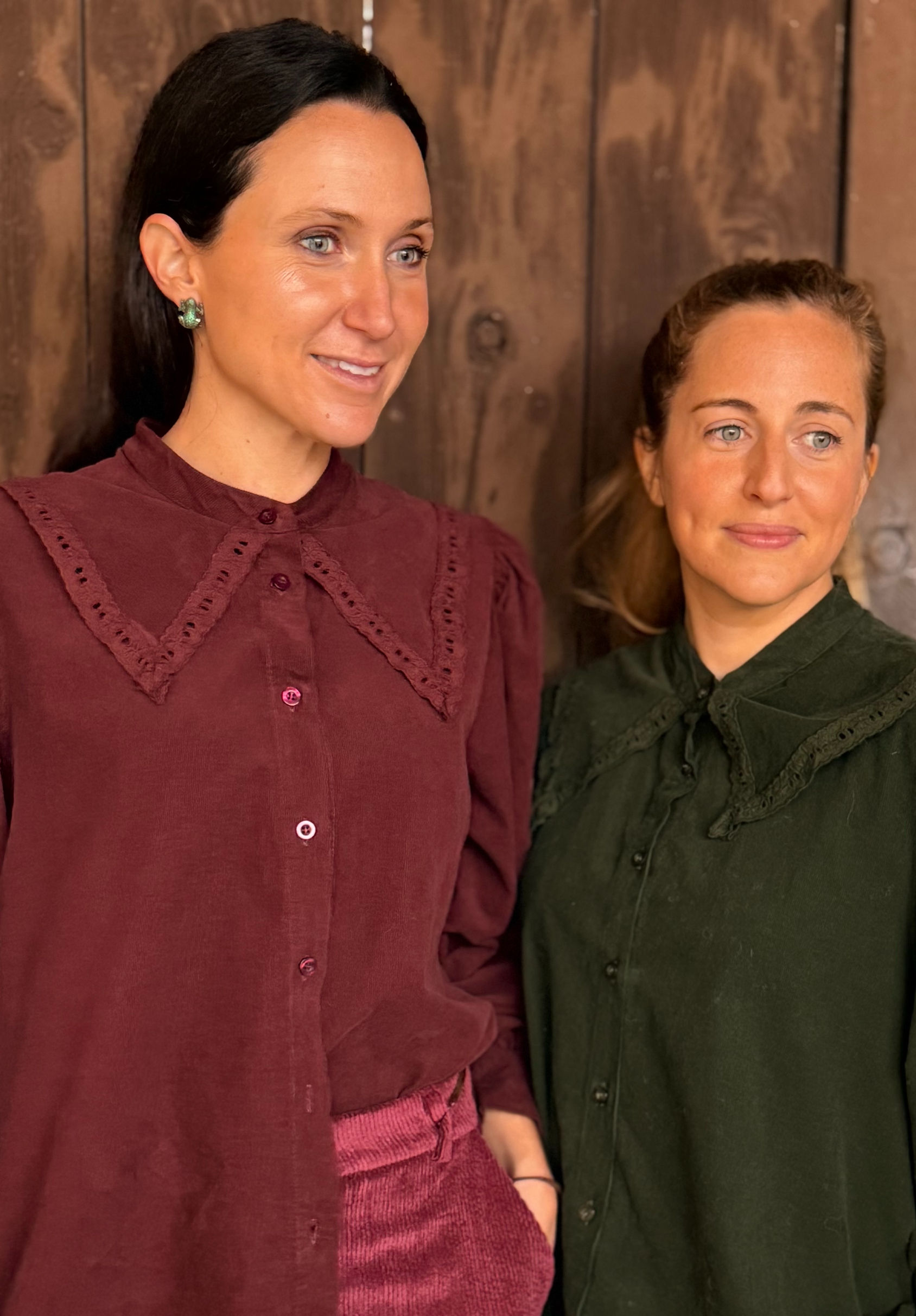 camicia a costine con collo ricamato