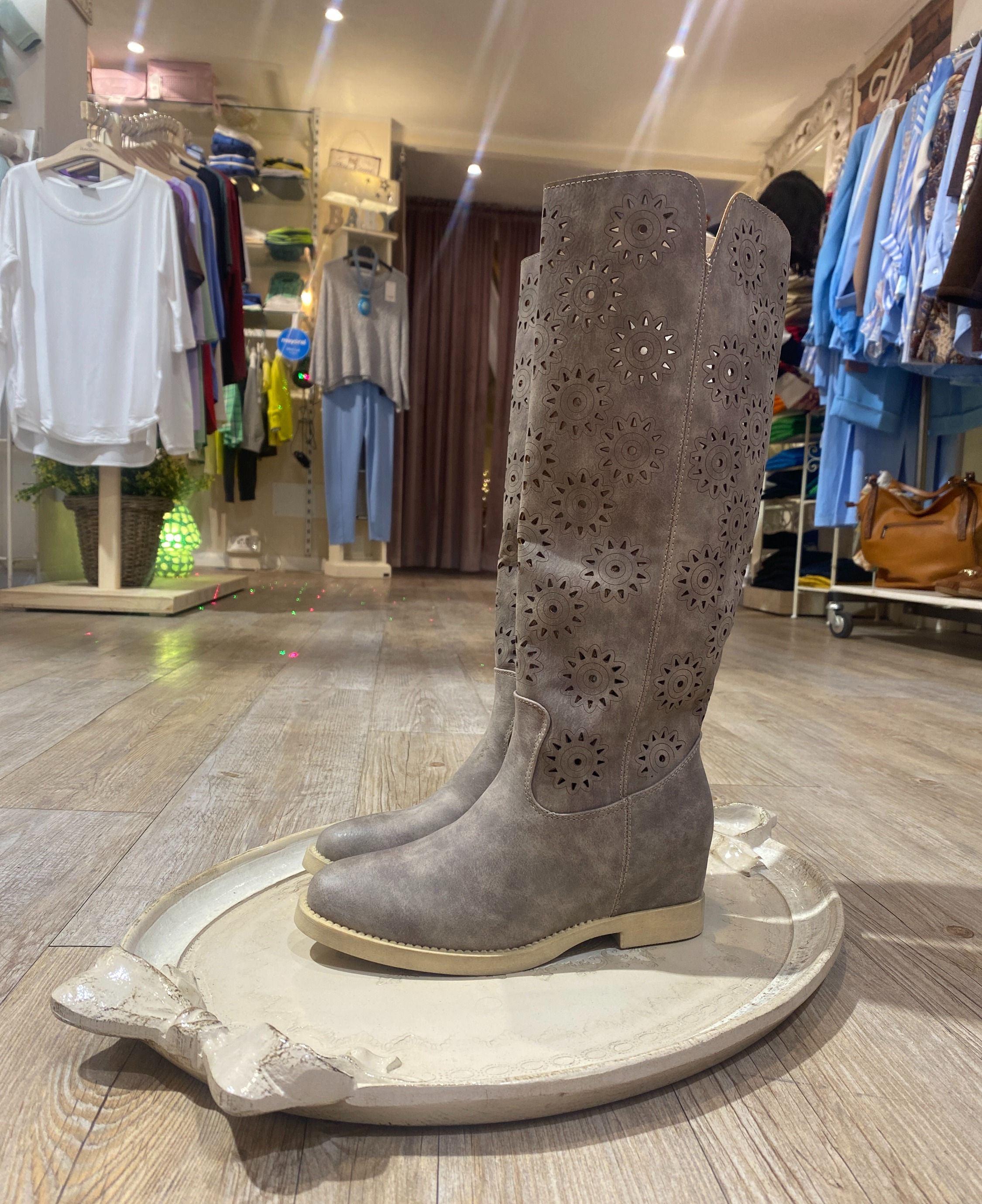 Stivali beige traforati