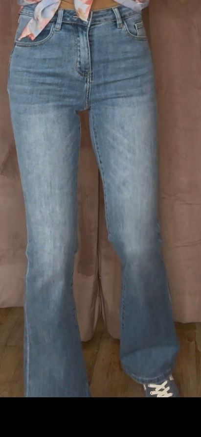 Miniatura: Jeans elasticizzati a zampa 