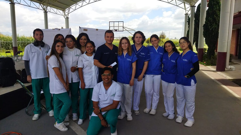 Alumnos de Nutrición Clínica y Estomatología Unilomas