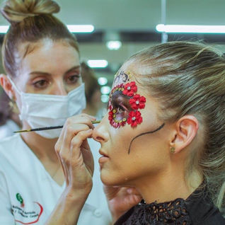 UNIVERSIDAD CME DEMOSTRACIÓN DE MAQUILLAJE ARTÍSTICO PROFESIONAL “LA CATRINA”