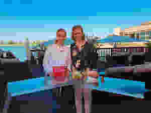 zwei blonde Frauen vor sommerlichem Hintergrund bein Interview