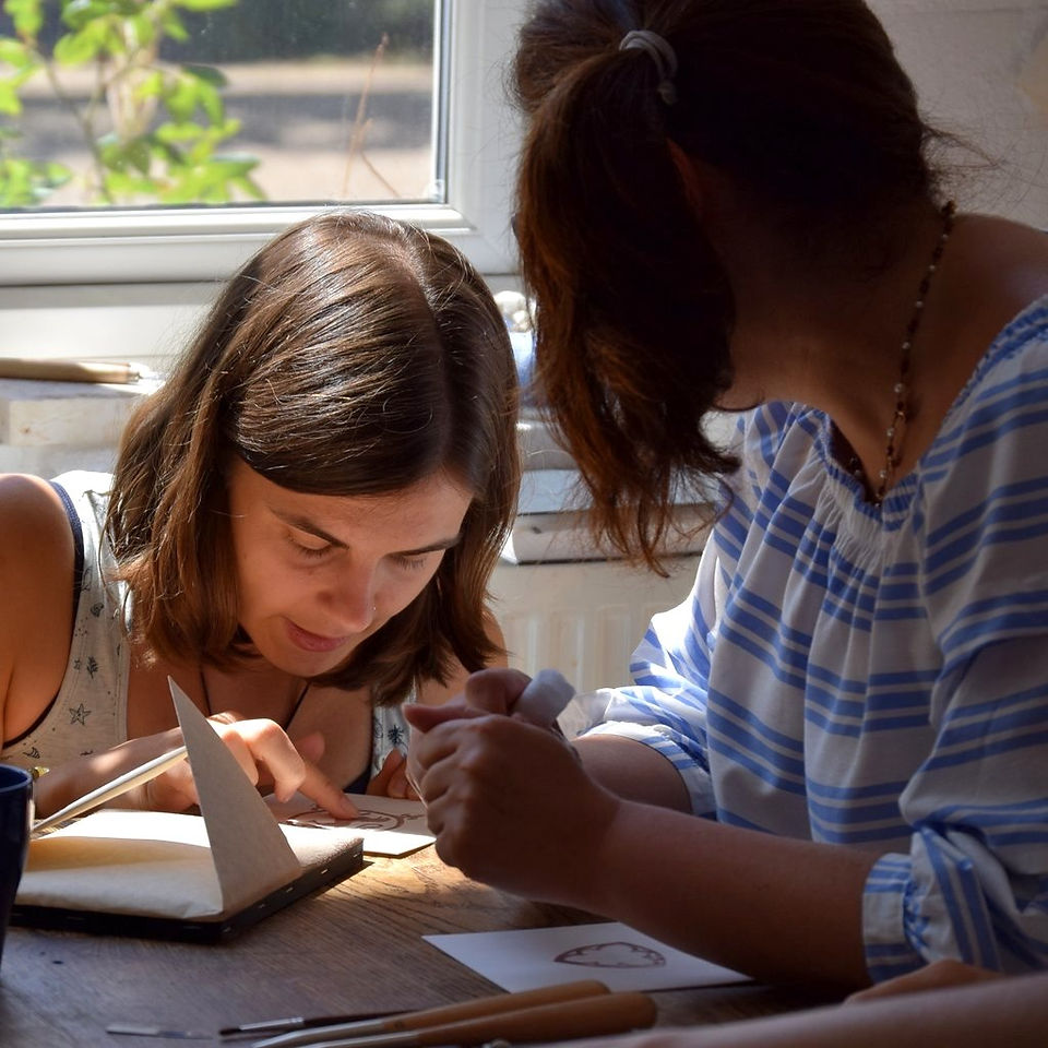 Dorure médiévale sur papier enseignée par Lucie Rose Galvani
