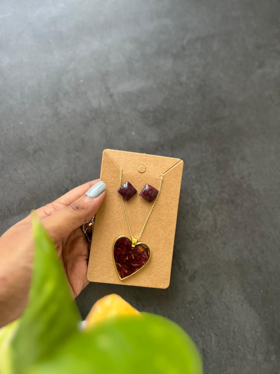 Rose preservation pendant with stud