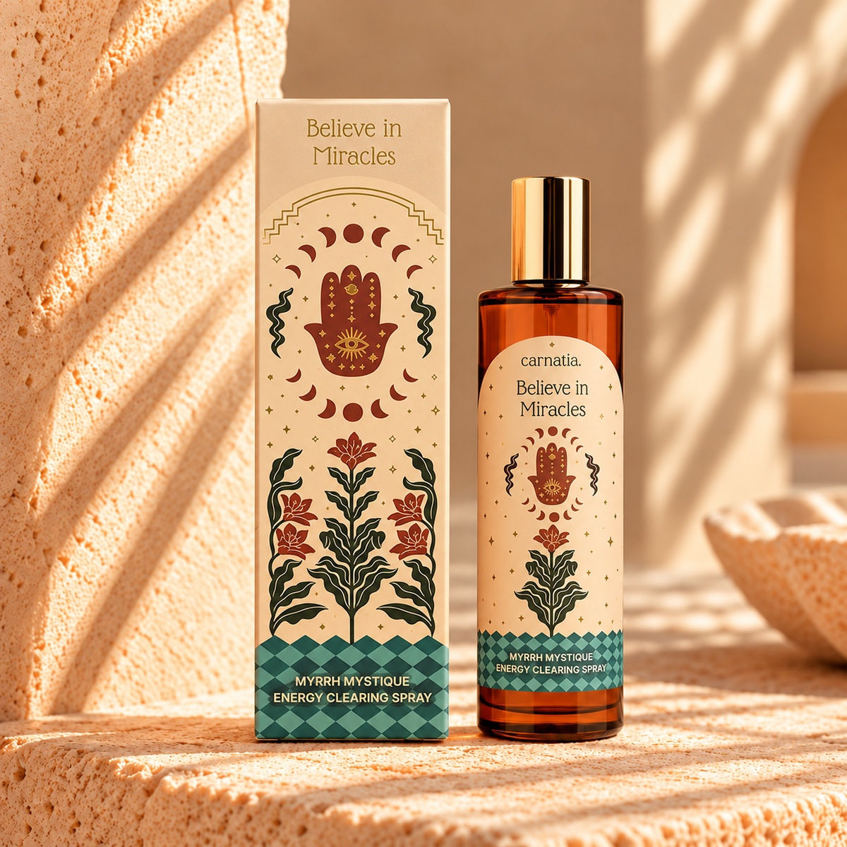 Spray d’ambiance Believe in Miracles CARNATIA 100 ml en verre, parfum Myrrh Mystique, avec son étui illustré