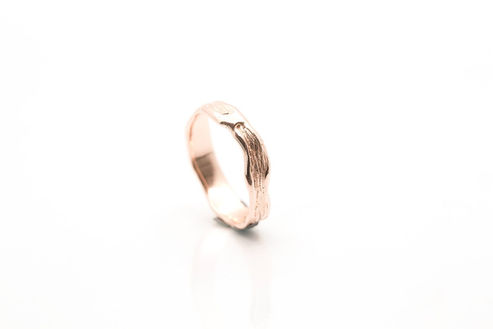 Deze ring is vervaardigd uit 18KT rose goud.
Deze organische structuur zal er telkens anders uitzien en daarom uniek zijn.
Voor maatwerk reken je best 6 a 8 weken. (niet op voorraad)