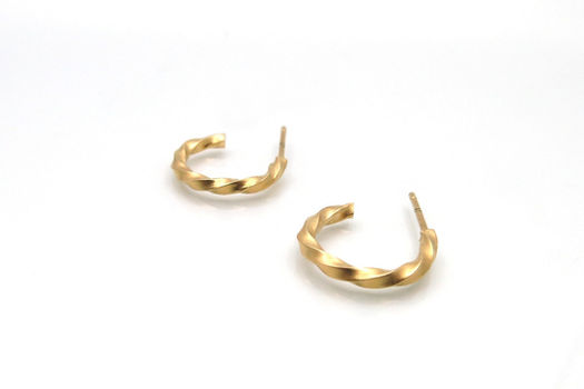 Deze zijn vervaardigd uit 18 kt goud.
De twist geeft een speels effect aan deze creolen.
Voor maatwerk reken je best 6 a 8 weken. (niet op voorraad)
Prijs: 695€