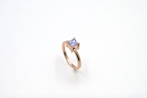18kt rose gouden ring met een vierkante amethist.
Richtprijs: 980€