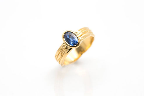 Deze ring uit 18 kt goud heeft een structuur op de ringband. Hier werd een blauwe saffier gebruikt.
richtprijs: 2390€
Voor maatwerk reken je best 6 a 8 weken. (niet op voorraad)