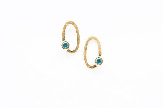 Deze ovale oorbellen hebben een matte structuur. De edelstenen hebben een gesloten zetting en hier werd asverwerking toegepast. De edelstenen zijn swiss topaas.
Voor maatwerk reken je best 6 a 8 weken. (niet op voorraad)
Prijs: 980€