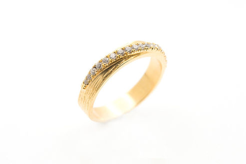 Deze ring is vervaardigd uit 18 kt geel goud en heeft structuur als ringband. Hier werden diamantjes van 1mm gebruikt. Voor maatwerk reken je best 6 a 8 weken. (niet op voorraad)
Prijs: 2750€