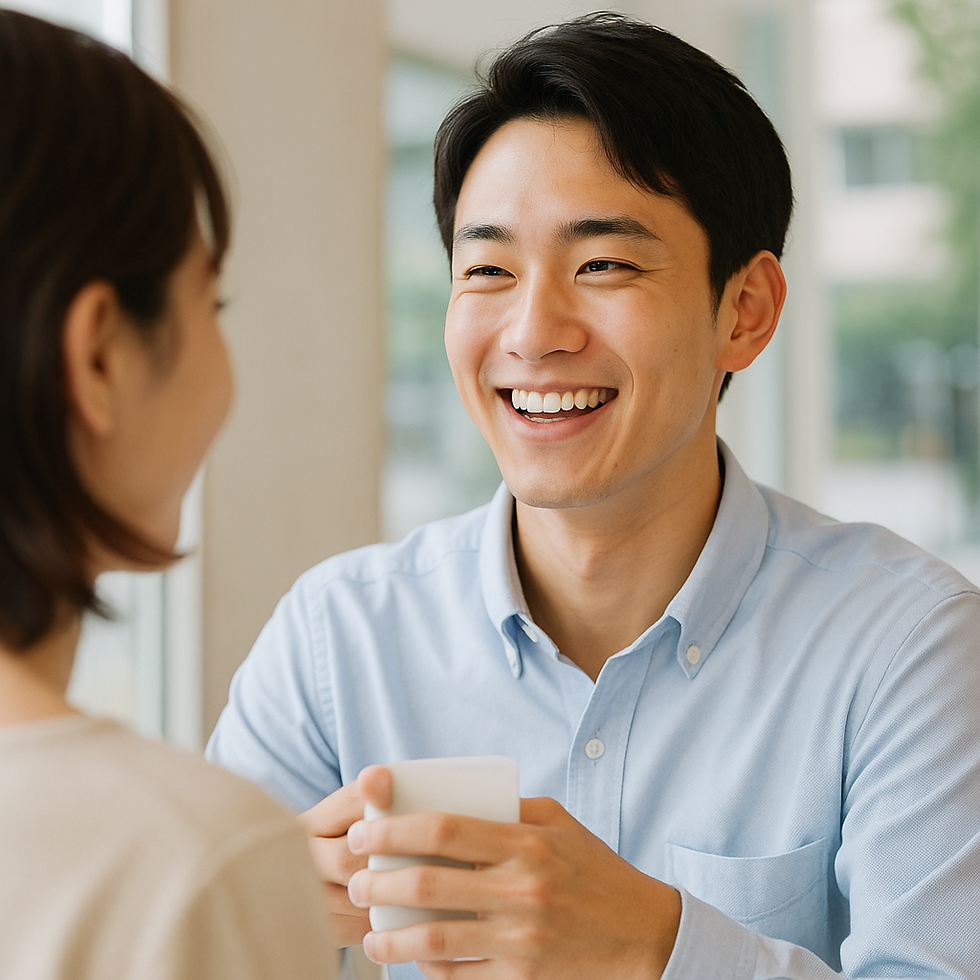 20〜30代の日本人男性が、カフェや明るい部屋で女性(彼女)と会話