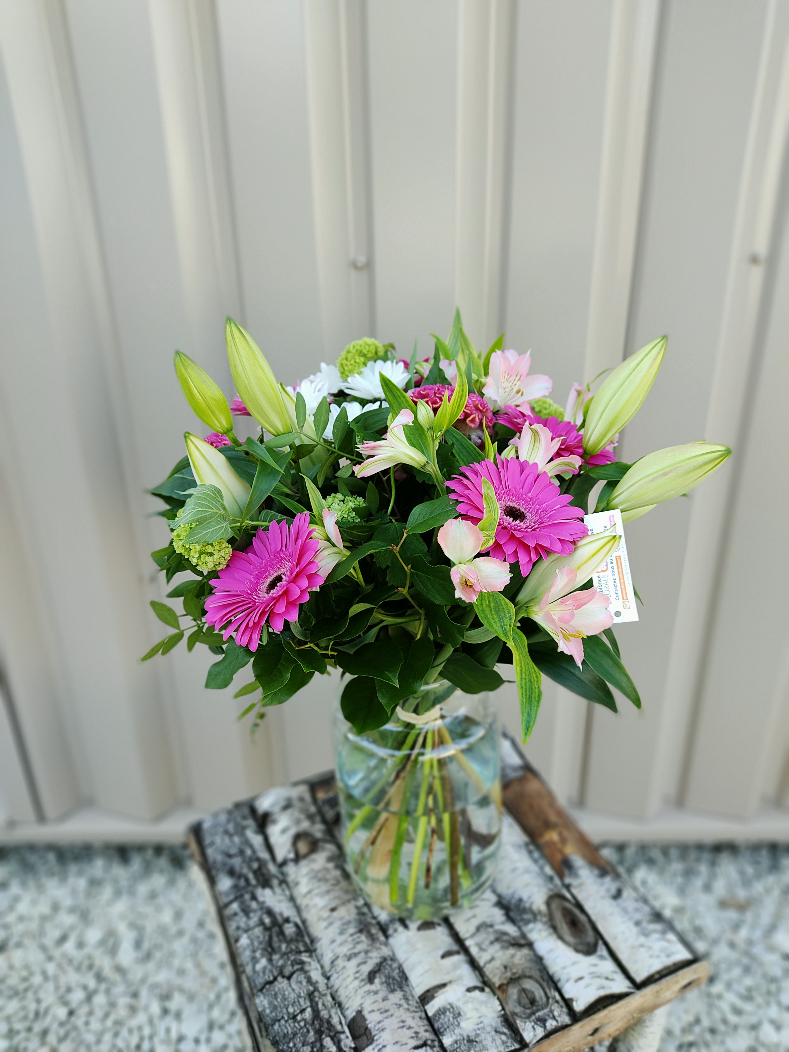 Bouquet long stems pink tones and its glass vase