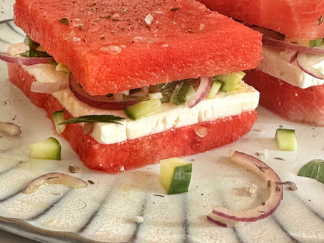 Zomers watermeloensandwich met feta en komkommer
