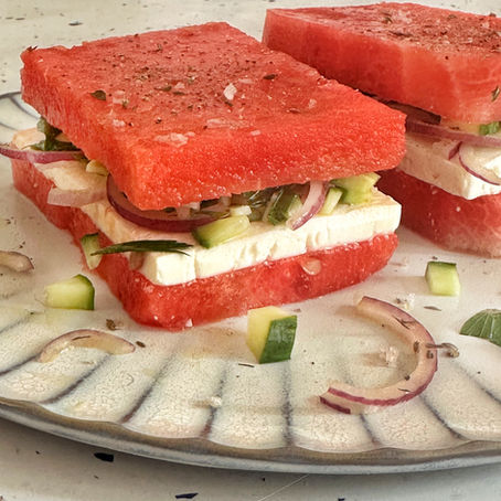 Zomers watermeloensandwich met feta en komkommer