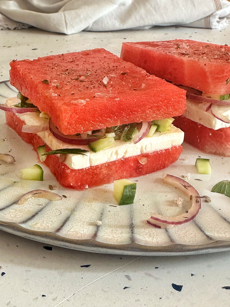 Zomers watermeloensandwich met feta en komkommer