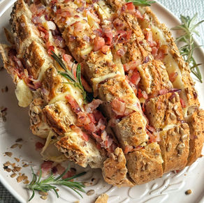 Aperitief brood met smeuïge Chimay-kaas en krokant gebakken spek