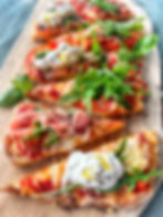 Recept voor pinsa met burrata, pizza saus, mozzarella en rucola