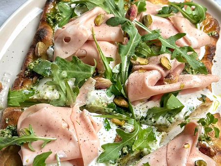 Pinsa met Mortadella