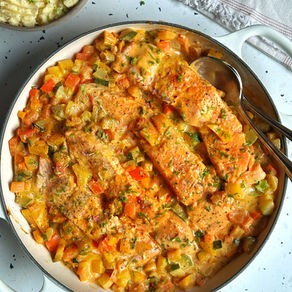 Zalm met fijne groentjes in een romige currysaus.
