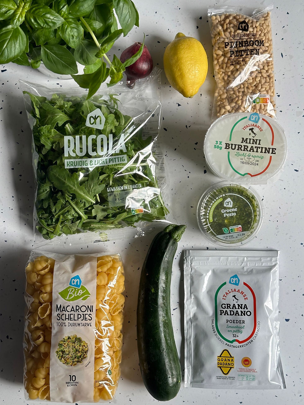 ingrediënten pastasalade met courgette, pijnboompitten, rucola en burrata
