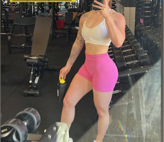 Kim bewijst opnieuw: kracht zit niet alleen in je spieren, maar ook in hoe je je toont aan de wereld. Strak schema, sterke mindset, en een outfit die net zo vurig is als haar drive. Dankjewel om de Essentials zo hard te laten knallen 💥