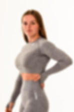 Model in grijsblauwe Vital cropped longsleeve top, vooraanzicht, hand in zij
