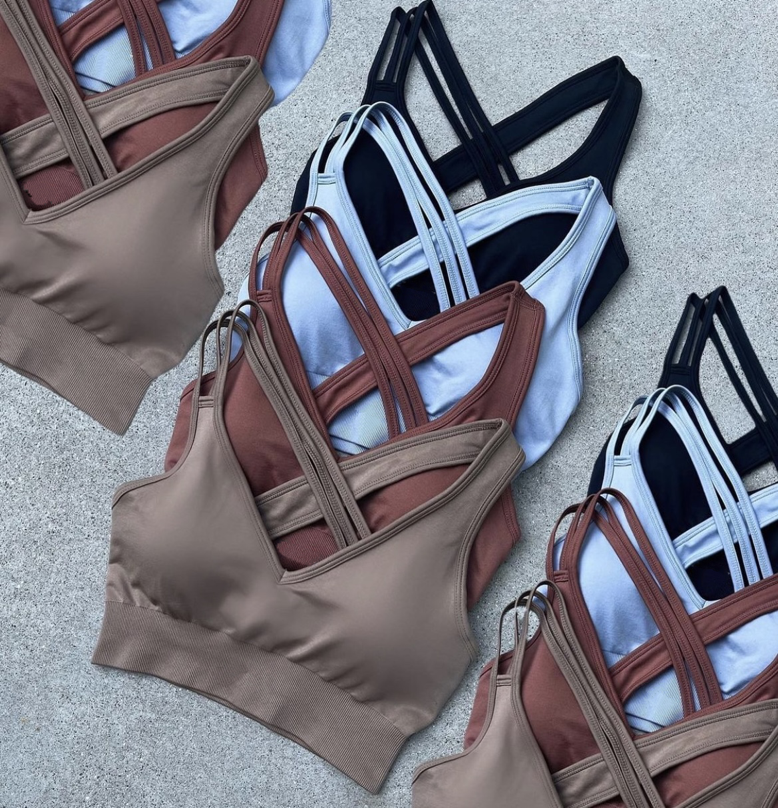 Thumbnail: Flatlay van Power Sports Bra’s in drie kleuren (lichtblauw, bruin en terracotta) – ready to wear.