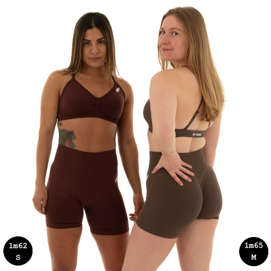 Thumbnail: Twee vrouwen dragen Pulse Shorts DM Training, bruin en bordeaux, gecombineerd met sport bh.