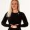 Thumbnail: Model in zwarte Vital longsleeve top, vooraanzicht, neutrale blik