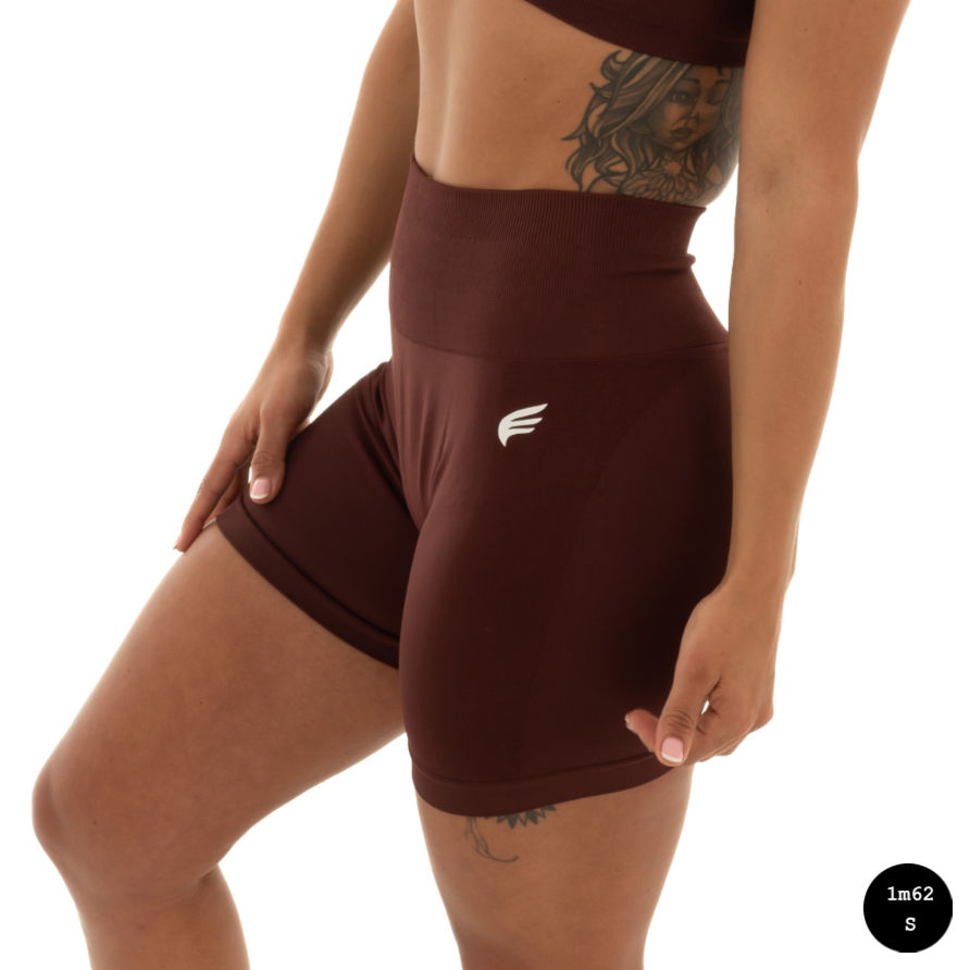 Thumbnail: Bordeaux Pulse Shorts DM Training, flatterende fit met peach butt effect, zijaanzicht.