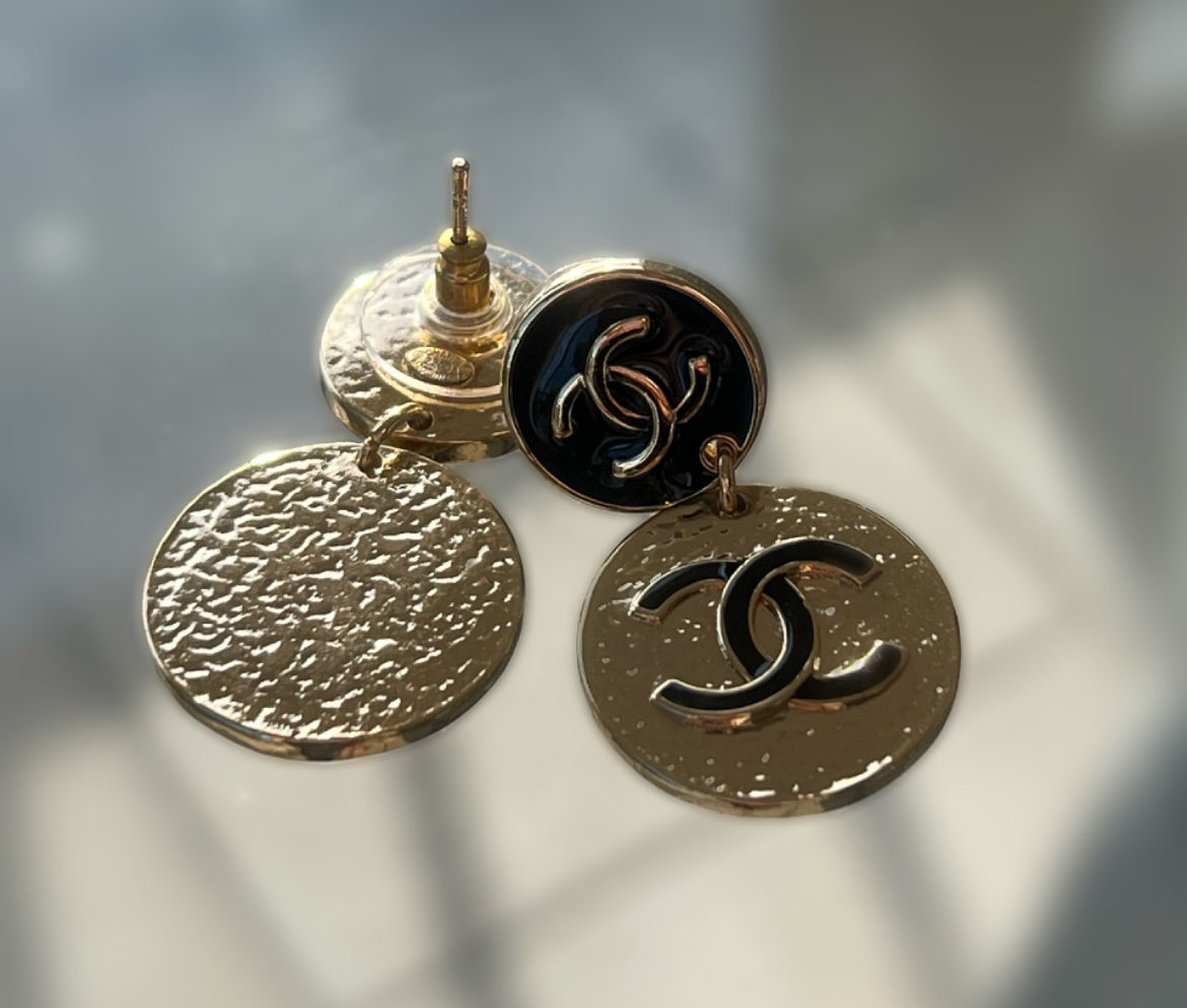 CC blk & gold dangle 