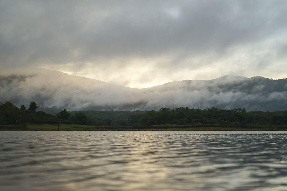 foto de uma paisagem natural, num rio e núvens fechando o tempo, anunciando um temporal.