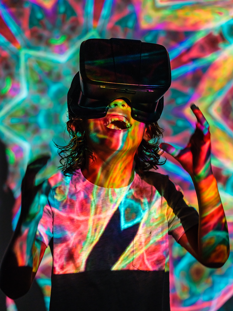foto ilustrativa de um pré-adolescente com se divertindo com um óculos de realidade virtual.