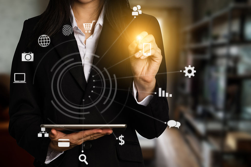 foto ilustrativa de uma mulher com uma caneta com luz na ponta entre várias figuras gráficas; a imagem tem o objetivo de conectar o leitor com o conteúdo sobre os 8Ps do marketing digital e a importância das pessoas fazerem curso ou consultoria de marketing digital para alcançarem autonomia e independência nas tomadas de decisão; Quais são os 8Ps do Marketing e do Marketing Digital?