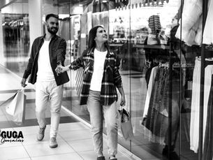 foto de um casal entrando numa loja de shopping para ouvir o dj tocar em loja; a imagem tem o objetivo de conectar o leitor com o tema do post, sobre dj para lojas e dj para lançamentos. 