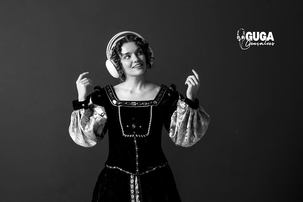 animação ilustrativa e irônica de uma personagem com trajes da era barroca, porém com um headphone, estalando os dedos.