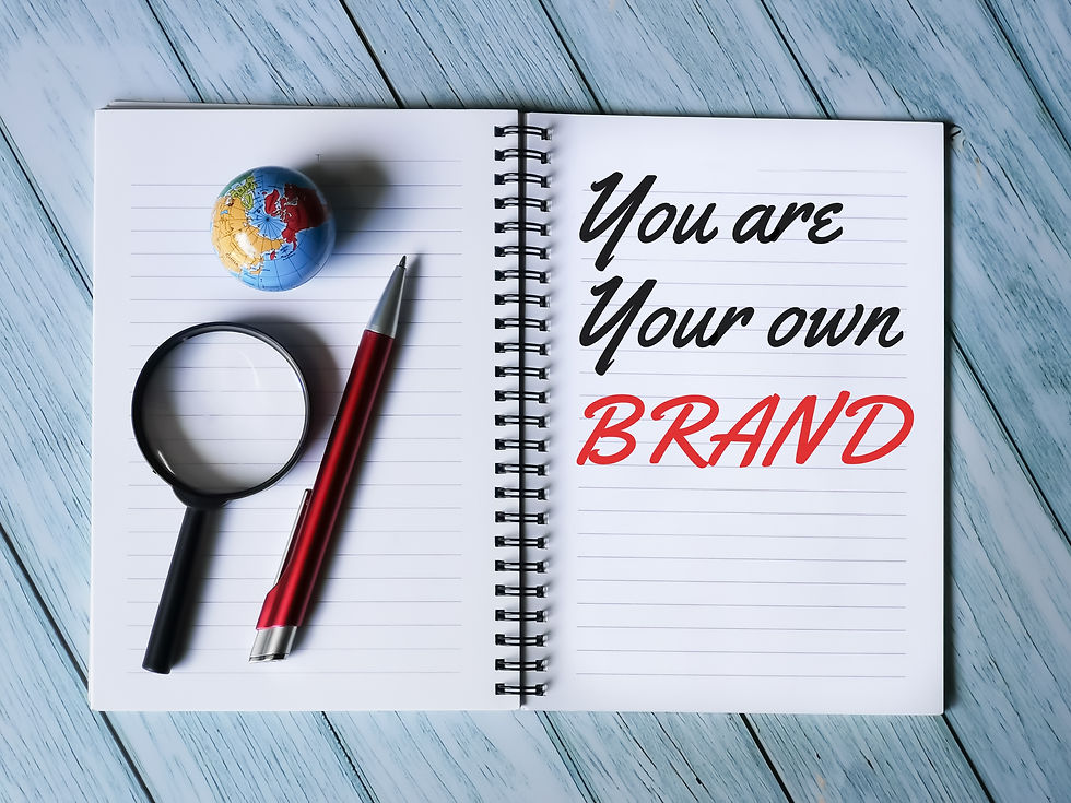 foto de um caderno aberto escrito em inglês "você é sua própria marca"; a foto tem o objetivo de conectar o leitor com o conteúdo sobre como construir uma marca pessoal, o personal branding. 