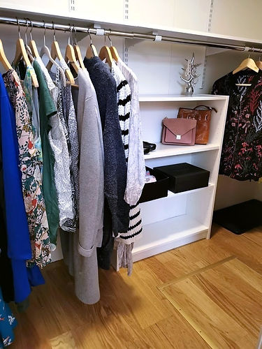 Ryddig garderobe. Profesjonell ryddehjelp og organisering.Rydd deg fri AS