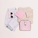 パステルカラーの服