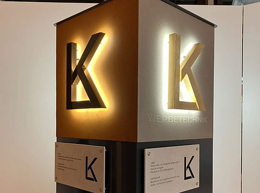 Großformatiges Werbeschild aus Alu-Dibond mit hochwertigem Digitaldruck an einer Gebäudefassade, montiert von LK Werbetechnik.