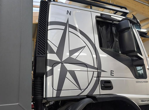 Professionelle Fahrzeugbeschriftung auf einem weißen Transporter von LK Werbetechnik mit Logo und Kontaktdaten.
