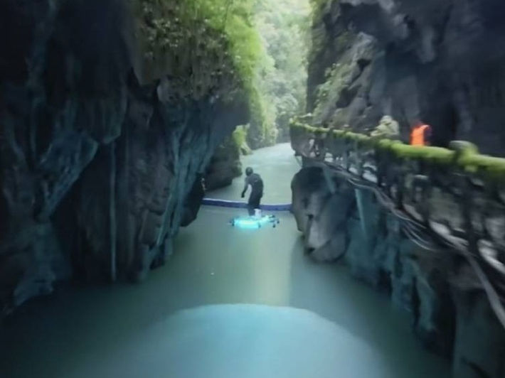 Chinese Maker Flies Homemade Electric Board Over the Yangtze